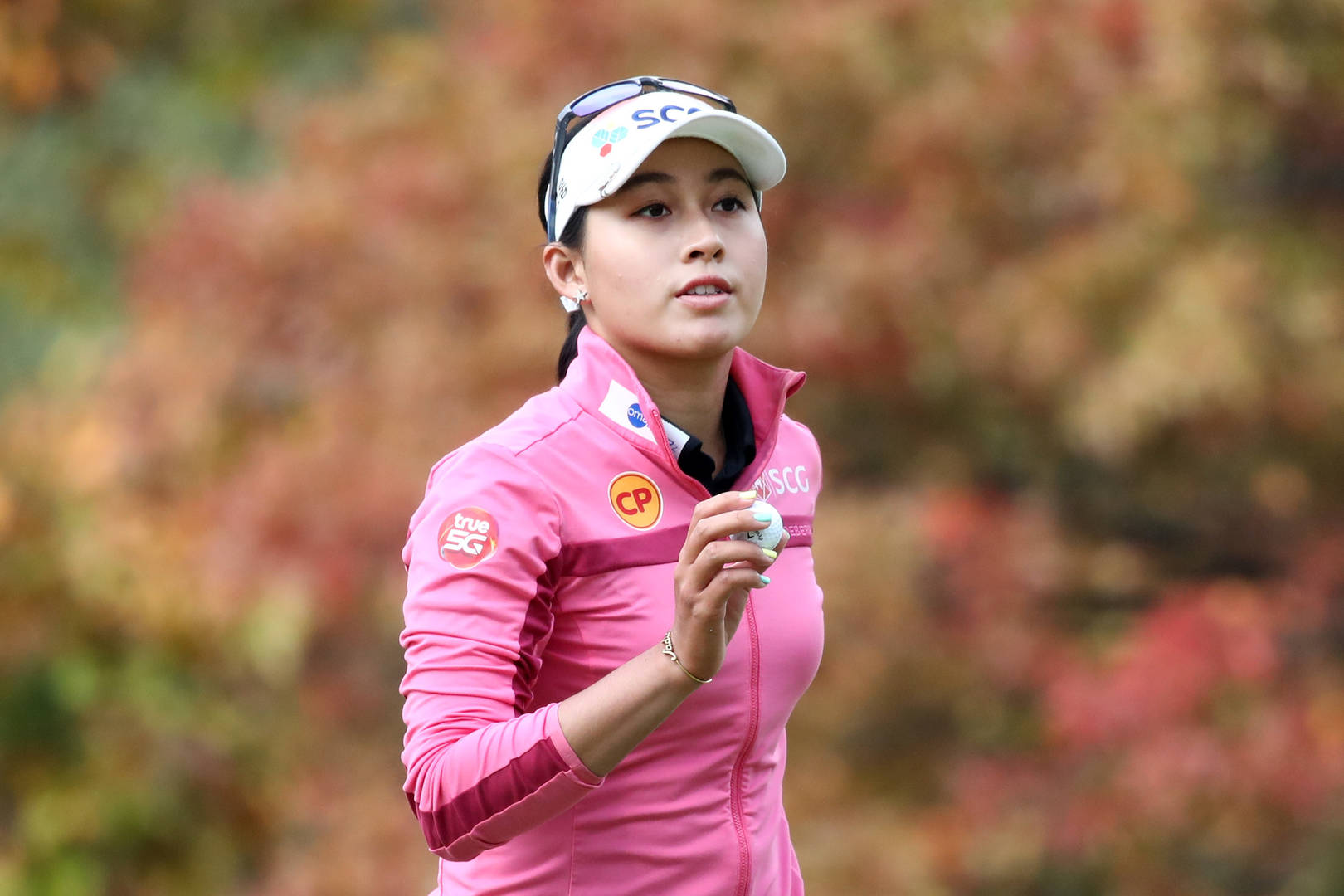 Atthaya Thitikul thanks the crowd after a putt